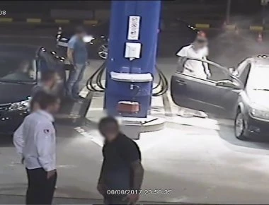 Μυθικό! Αυτός ο τύπος δεν θα ανάψει πότε ξανά τσιγάρο σε βενζινάδικο (βίντεο)